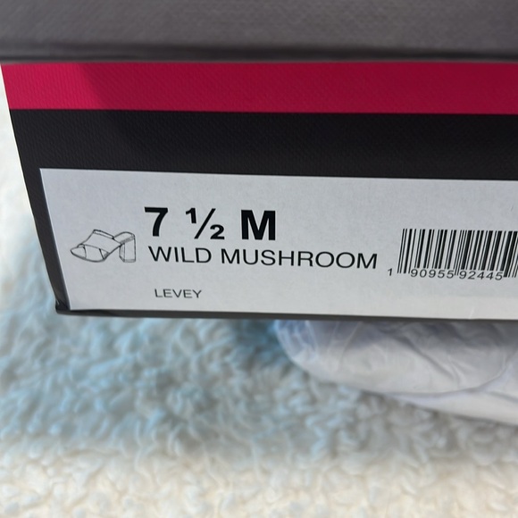 Vince Camuto slides - Picture 3 of 4